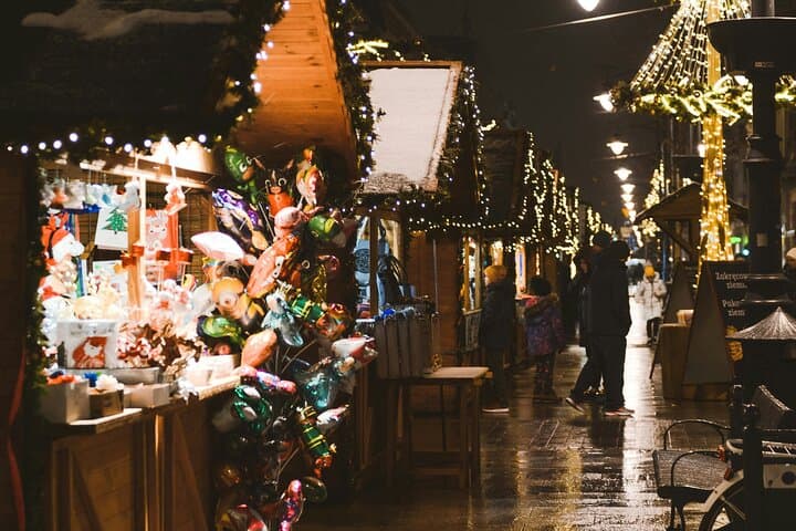 London: Christmas Market Tours in Salisbury and Winchester