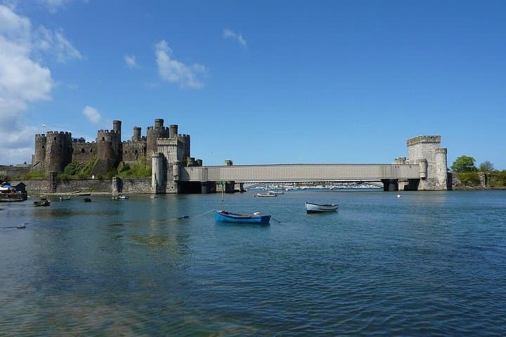 Wales: Cambrian Road Trip Guidebook-Cardiff & Brecon to Snowdonia