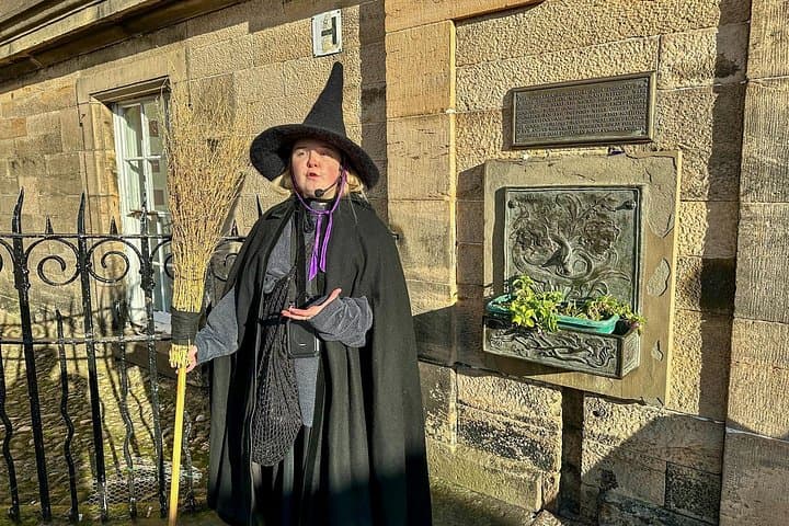 Edinburgh: Witches & Haunted History Walking Tour