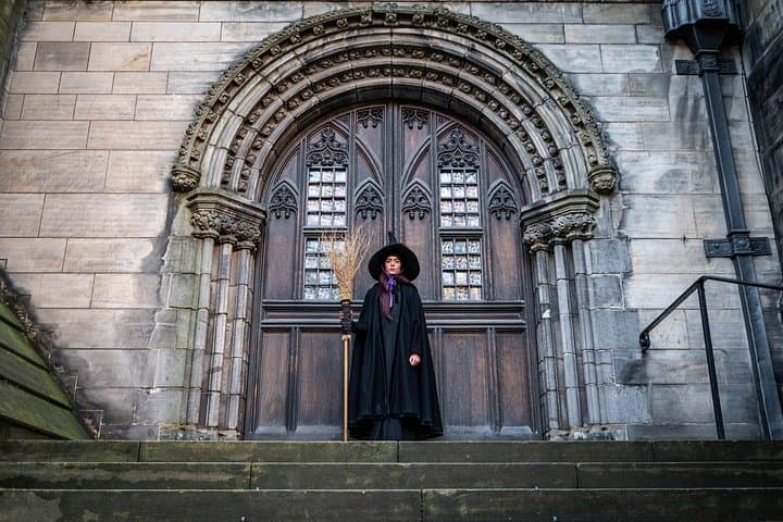 Edinburgh: Witches & Haunted History Walking Tour