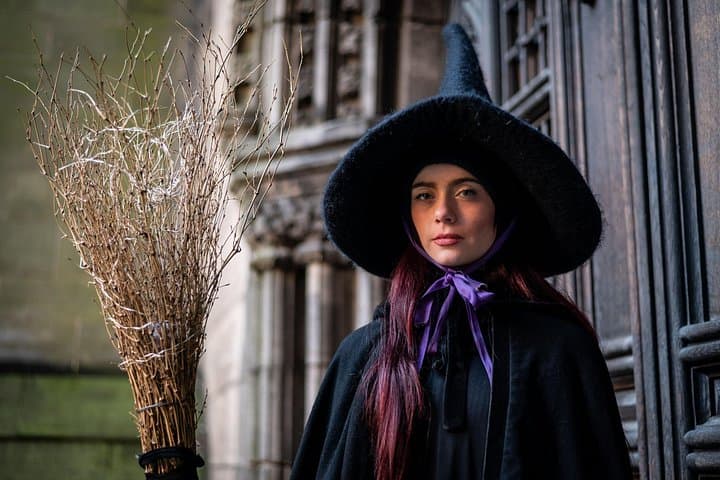 Edinburgh: Witches & Haunted History Walking Tour