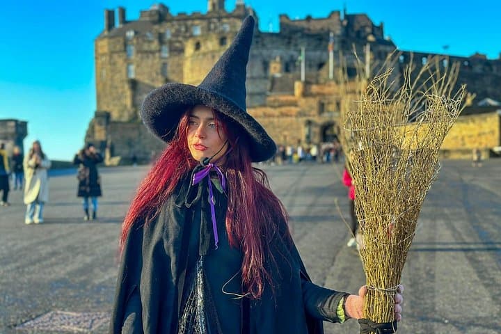 Edinburgh: Witches & Haunted History Walking Tour