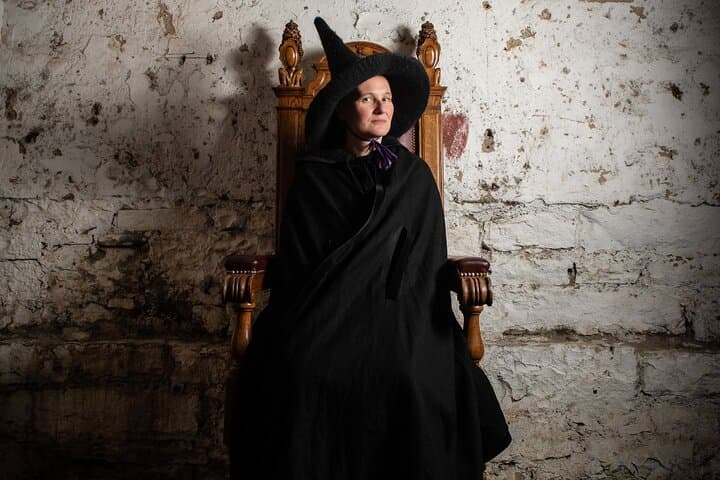 Edinburgh: Witches & Haunted History Walking Tour
