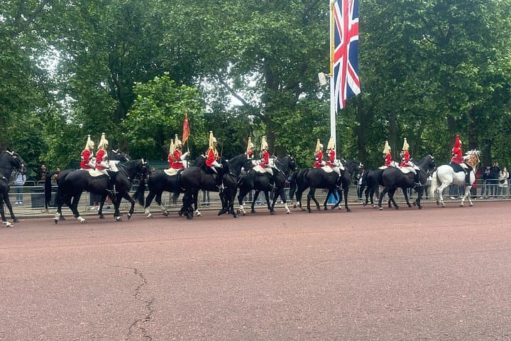 Changing Of The Guard Private Black Cab Tour with Hotel Pick Up