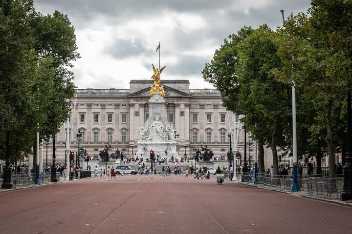 See 40+ London Sights Walking Tour. Local Guide (Private Group)
