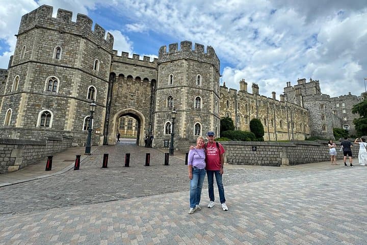 Private Tour of Windsor Town with Skip-the-Line Castle Tickets