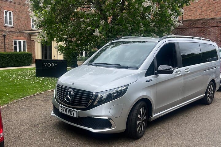 Private Chauffeured Tour to Hampton Court Palace from London