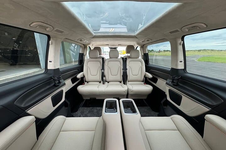 Private Chauffeured Tour to Hampton Court Palace from London