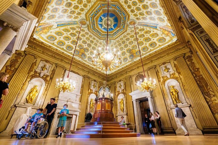 Guided Kensington Palace Tour, Royal Guard Change & Afternoon Tea