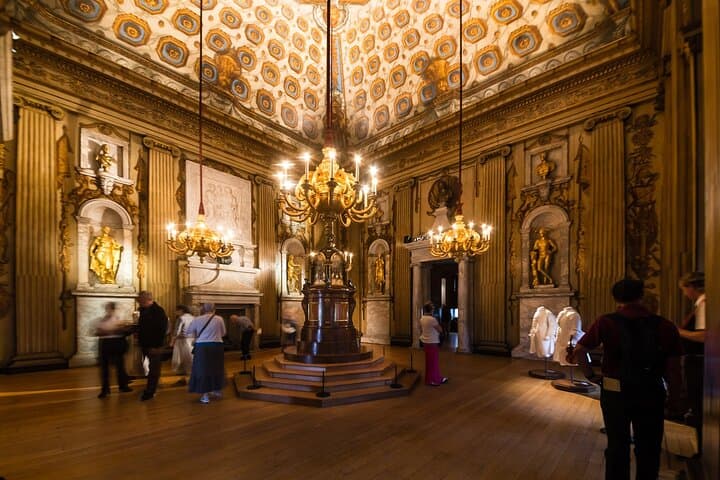 Guided Kensington Palace Tour, Royal Guard Change & Afternoon Tea