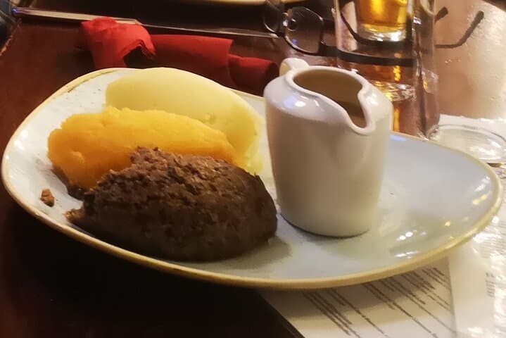 Tasty and Indulgent Food and Drink Tour in Edinburgh