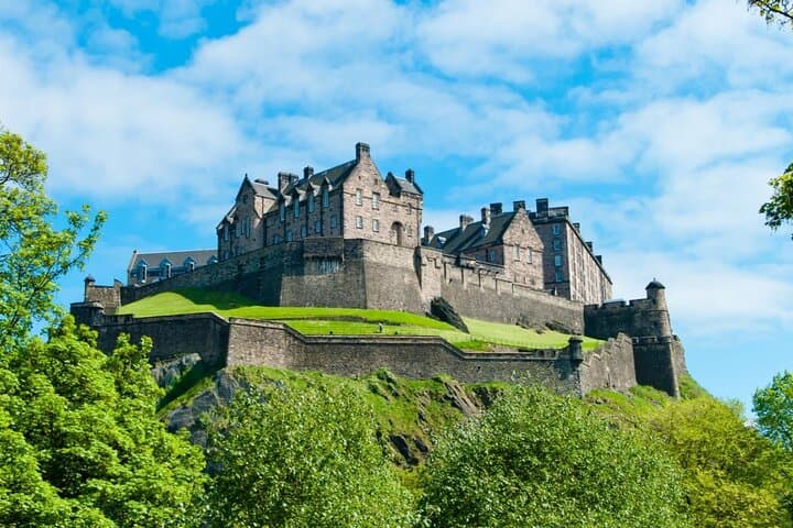 Edinburgh Rail Trip from London with Castle entry and Hop-on Hop-off bus