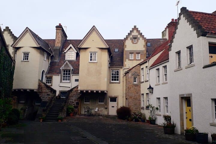Private Walking Tour: Edinburgh Canongate and Royal Mile
