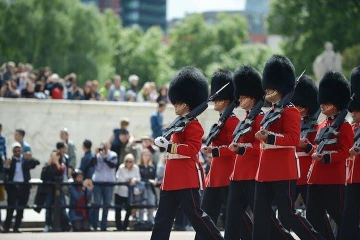 London Highlights: Guided Walking Tour & Changing of the Guards