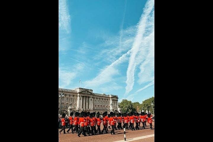 London Highlights: Guided Walking Tour & Changing of the Guards