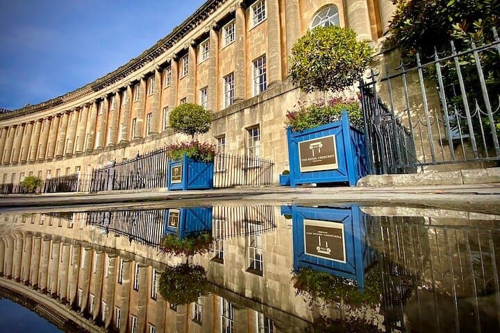 Bridgerton Thememed Smartphone photo walking tour