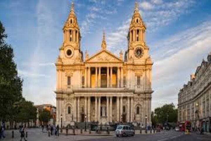 Round Trip: Palace, River Thames, London Eye, St.Paul's Cathedral
