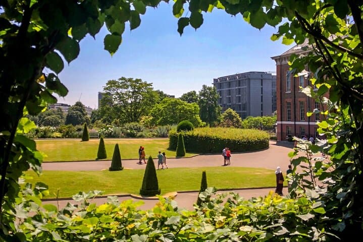 London Royal Kensington Guided Walking Tour