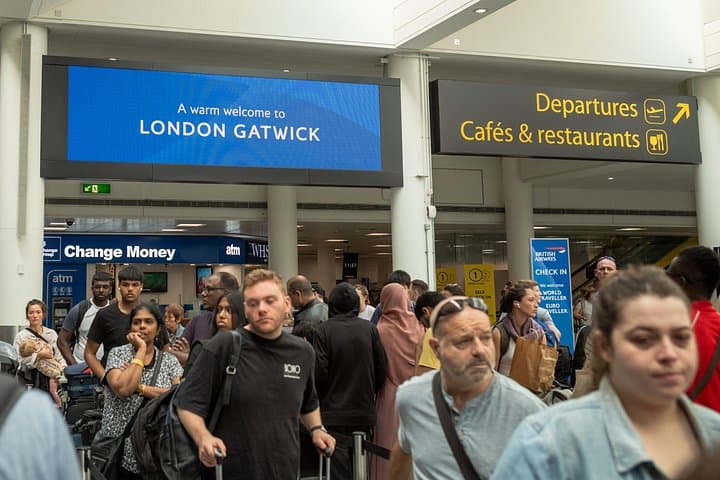 Private Taxi Transfer from London to Gatwick Airport