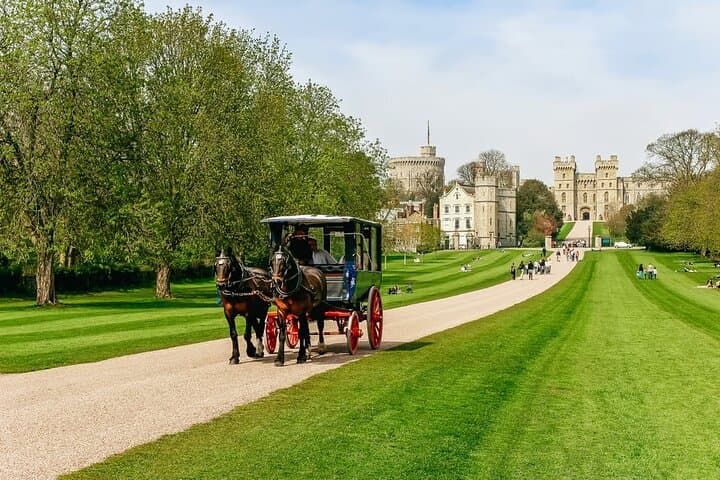 Stonehenge and Windsor Castle Tour from London