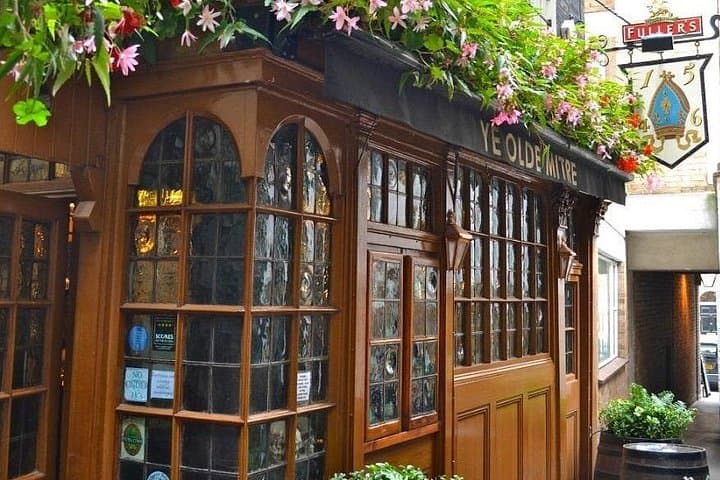 London Historic Pubs Tour Ghosts, Ghouls, Gin and Sin