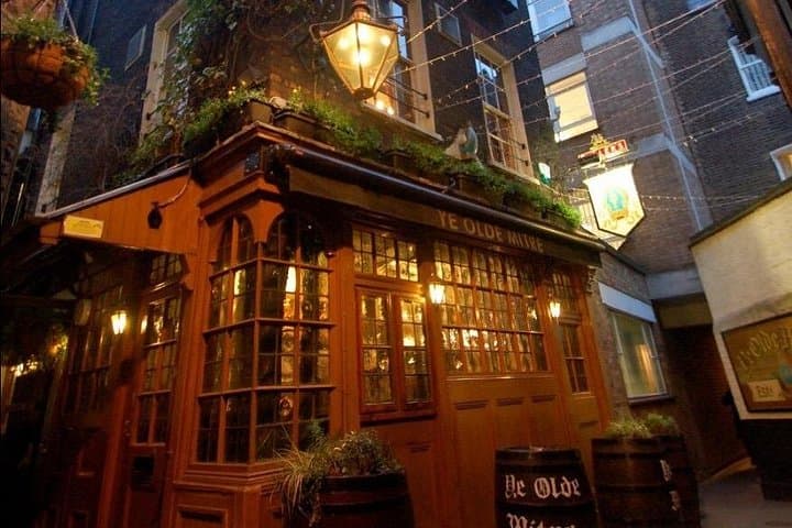 London Historic Pubs Tour Ghosts, Ghouls, Gin and Sin
