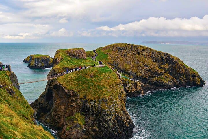 The Portaneevy viewing point affords wonderful views of Carrick-a-Rede, Rathlin island, Sheep island and the Scottish coast