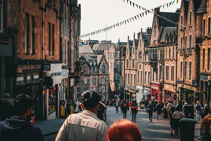 Unsplash - SANDEMANs Tours - Edinburgh's Old Town Adventure