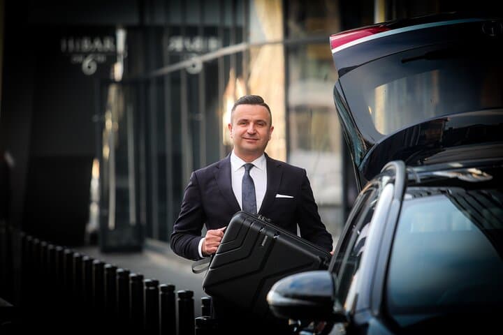 Luxury Customizable Sightseeing from Southampton to Heathrow