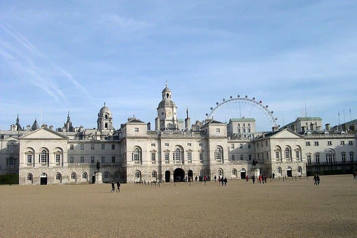 Changing of the Guard & Buckingham Palace Guided Tour Small Group