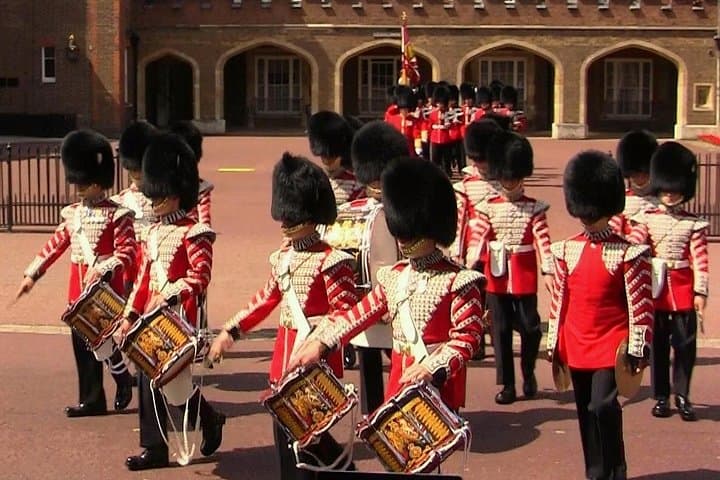 Changing of the Guard & Buckingham Palace Guided Tour Small Group