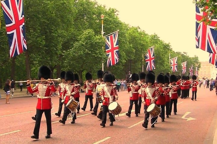 Changing of the Guard & Buckingham Palace Guided Tour Small Group