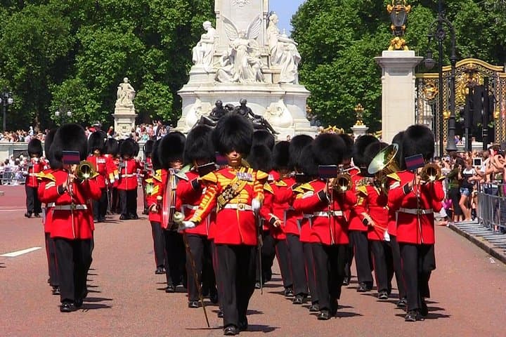 Changing of the Guard & Buckingham Palace Guided Tour Small Group
