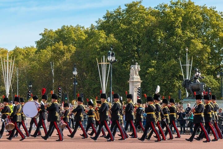 Classic London Tour & Changing the Guards— History In Action