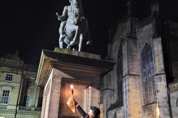 Ross at the statue of Charles II