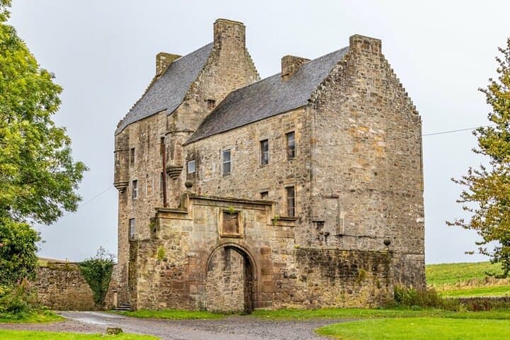 Midhope Castle (Lallybroch) – Stand before the beloved Fraser family home, an essential stop for Outlander fans.