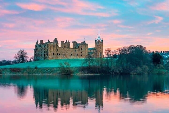 Linlithgow Palace (Wentworth Prison) – Visit the hauntingly beautiful ruins of this former royal palace, used as the chilling setting for Jamie’s imprisonment.