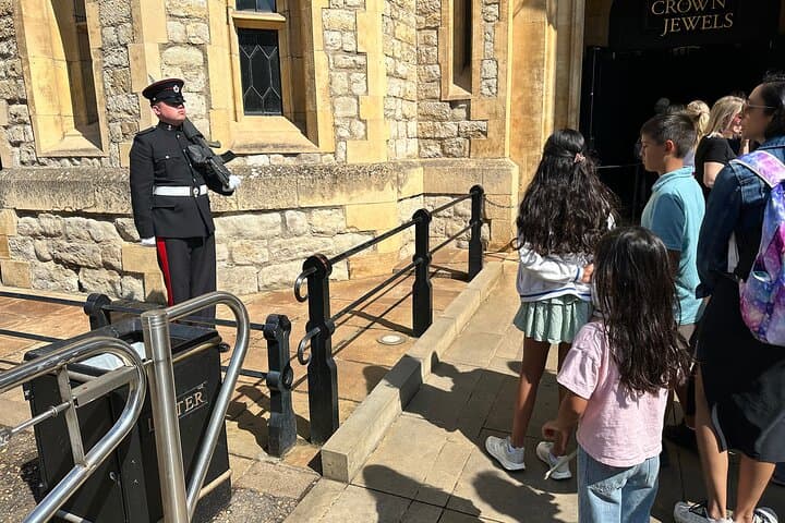 Kid Friendly Tower of London Tour with Expert Local Guide