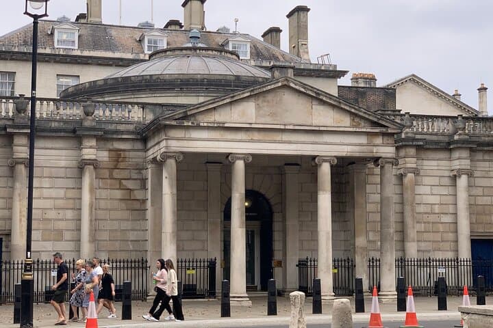 London Westminster Self-Guided Walking Tour and Scavenger Hunt