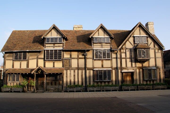 Stratford Town Walk outside Shakespeare's Birthplace