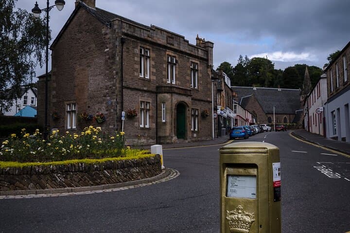 Edinburgh: Loch Lomond, The Highlands & Hairy Coo's (Small-Group)