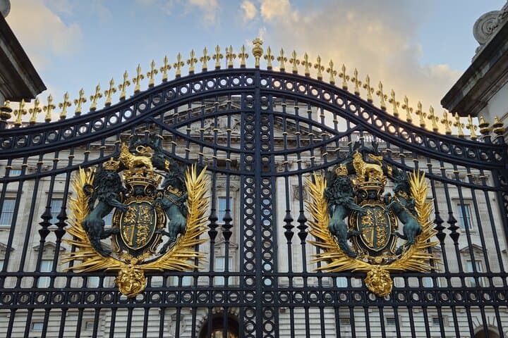 The gates at Buckingham Palace.