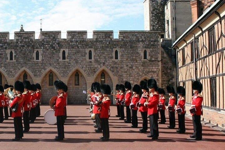 Iconic Windsor Castle and Stonehenge Tour from London