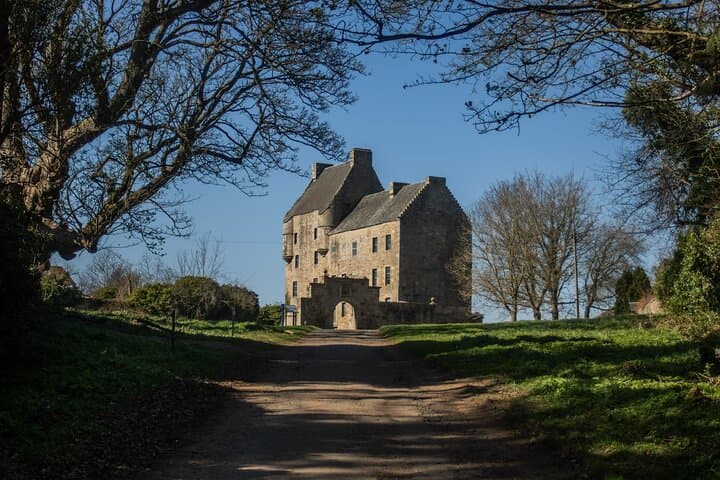 Ever wondered what it’s like to stand at the gates of Lallybroch or stroll through the streets of 1940s Inverness? Our luxury Outlander tour lets you experience the magic of the series!