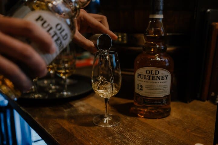 Edinburgh: Whisky Tasting with Storytelling in a Historic Pub