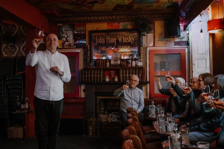 Edinburgh: Whisky Tasting with Storytelling in a Historic Pub