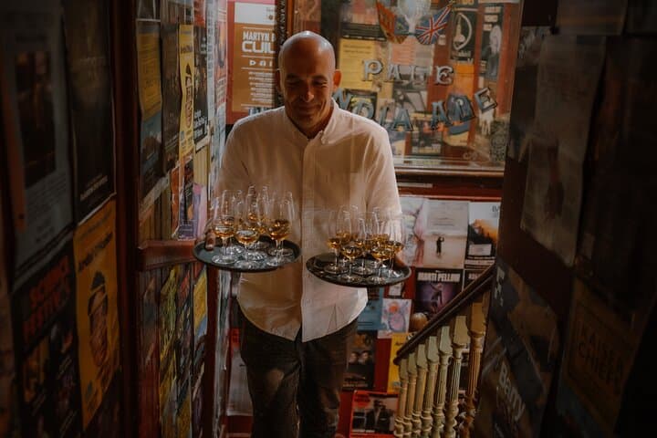 Edinburgh: Whisky Tasting with Storytelling in a Historic Pub
