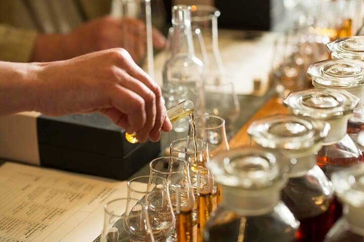 Sample five single cask whiskies chosen from our warehouse, and combine them to create your unique single malt whisky