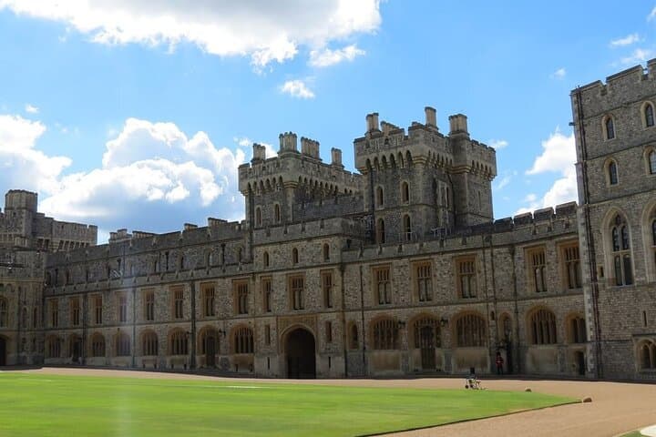 Full Day Windsor Tour, Stonehenge and Bath from London in a Group