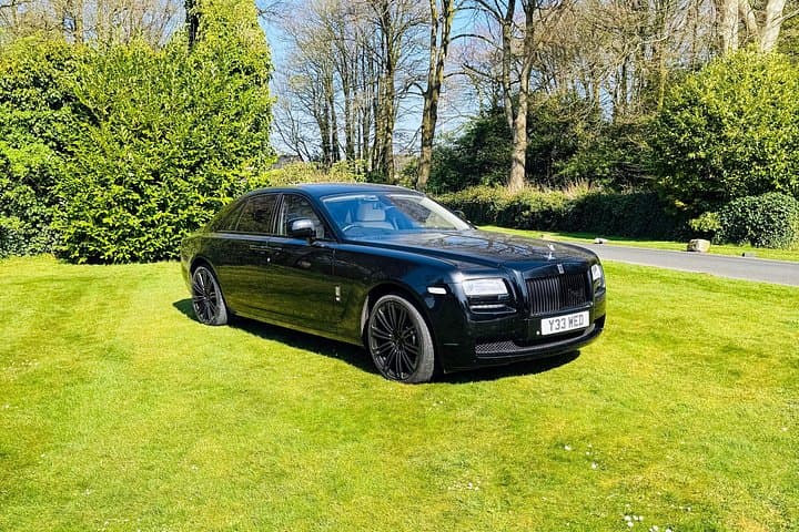 Arrive in iconic Rolls-Royce elegance.Arrive in iconic Rolls-Royce elegance.
